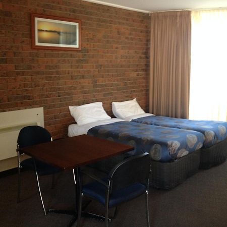 The Central Hotel Motel Lakes Entrance Room photo