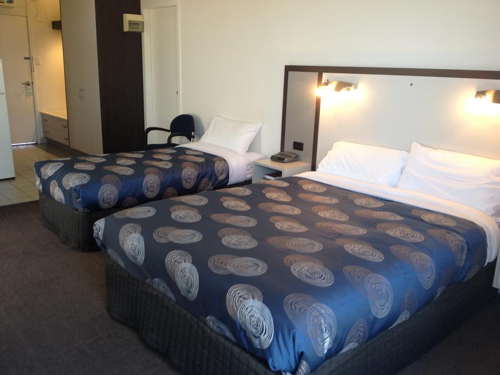 The Central Hotel Motel Lakes Entrance Room photo