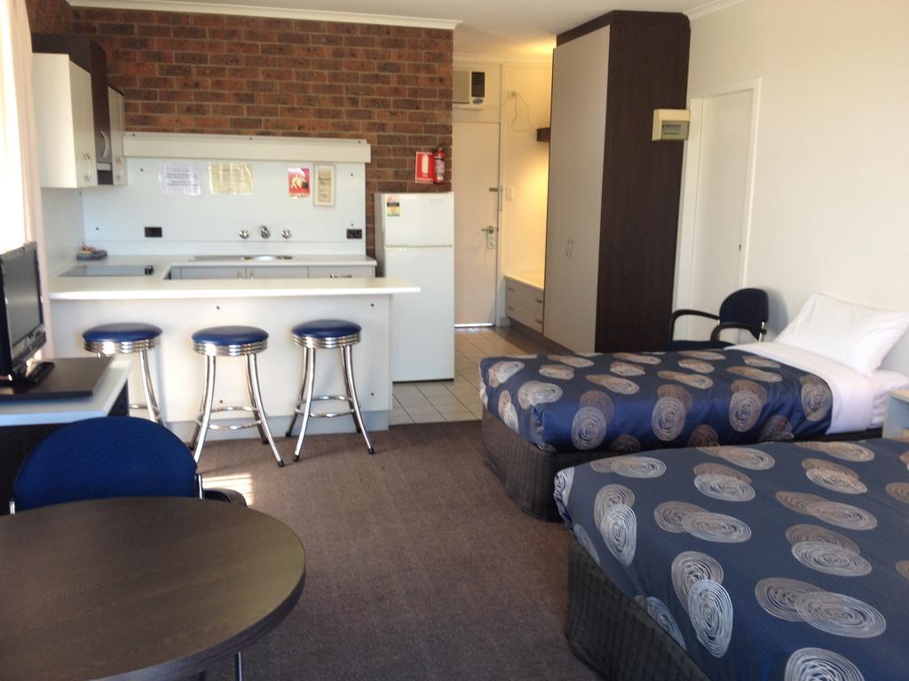 The Central Hotel Motel Lakes Entrance Room photo