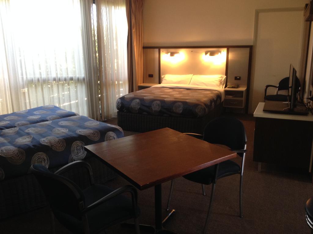 The Central Hotel Motel Lakes Entrance Room photo