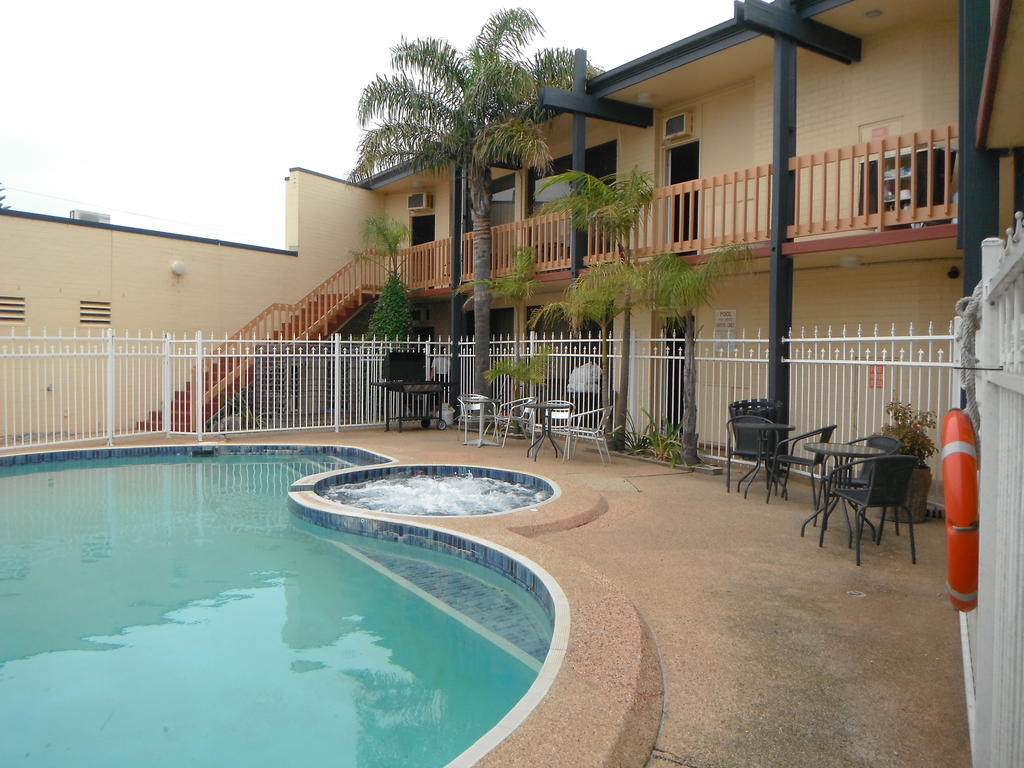 The Central Hotel Motel Lakes Entrance Exterior photo